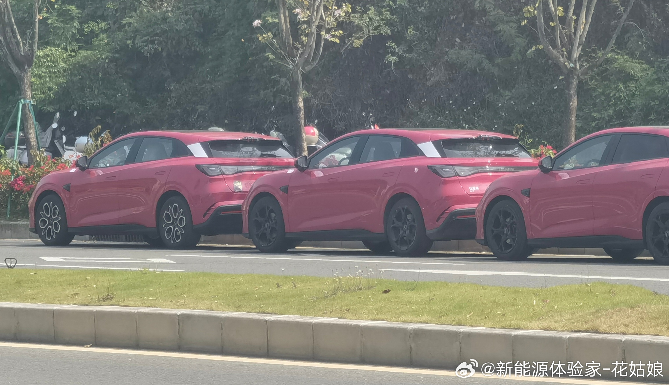 比亚迪王朝+海洋双网下一批新车实锤了！汉EV闪充版已经露脸，还得是老汉啊，地位就