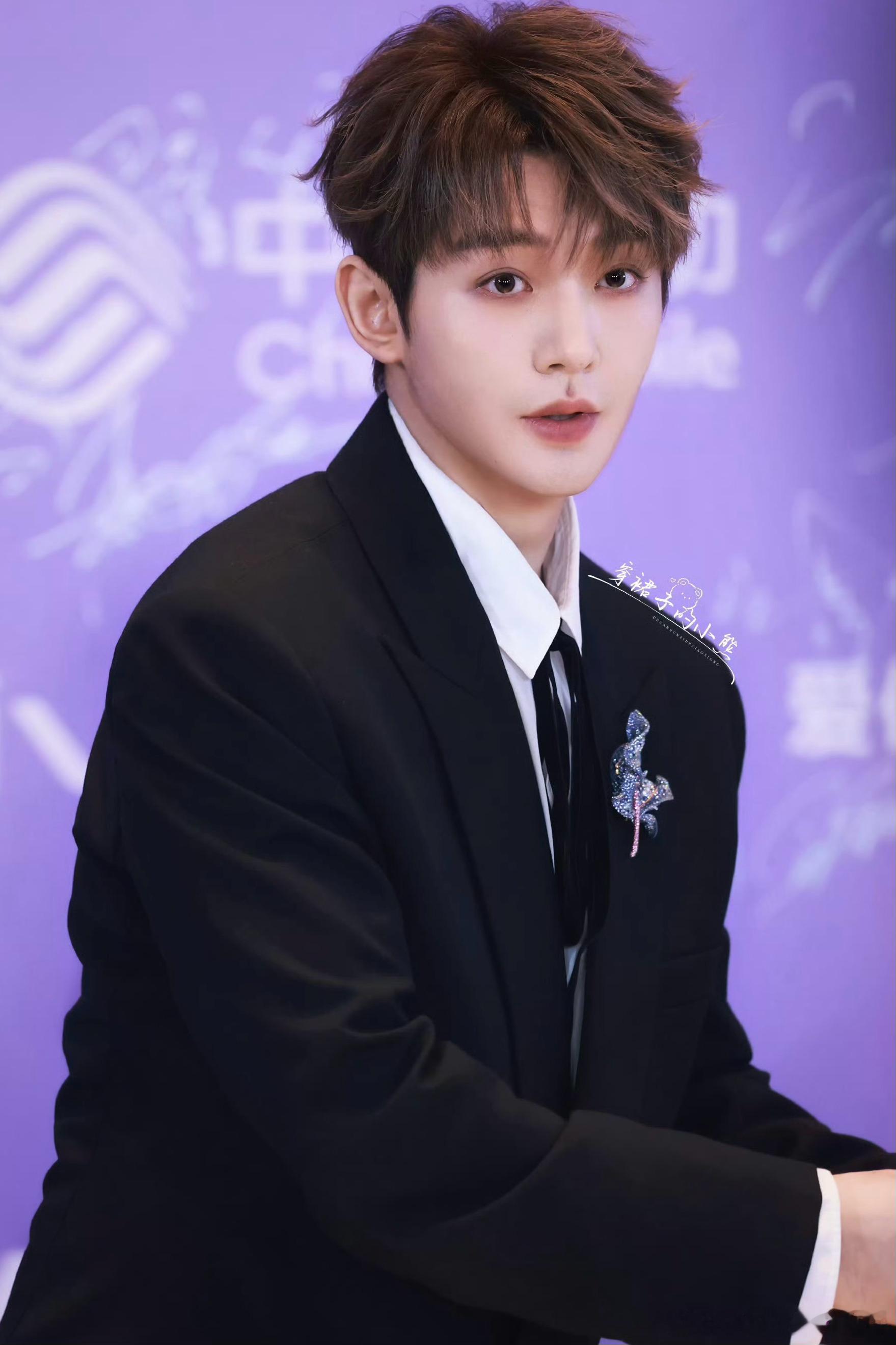 邓为这几步走出霸总气场 风衣白衬衫配黑口罩，走路带风的样子直接鲨疯了！这不是小说