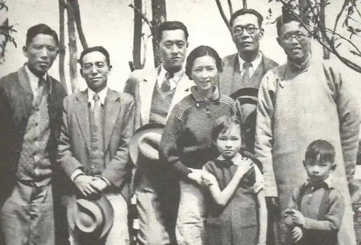 1983年，北京一家老饭店里，请客的是一位年近九旬的老人，赴宴的都是他多年的老友