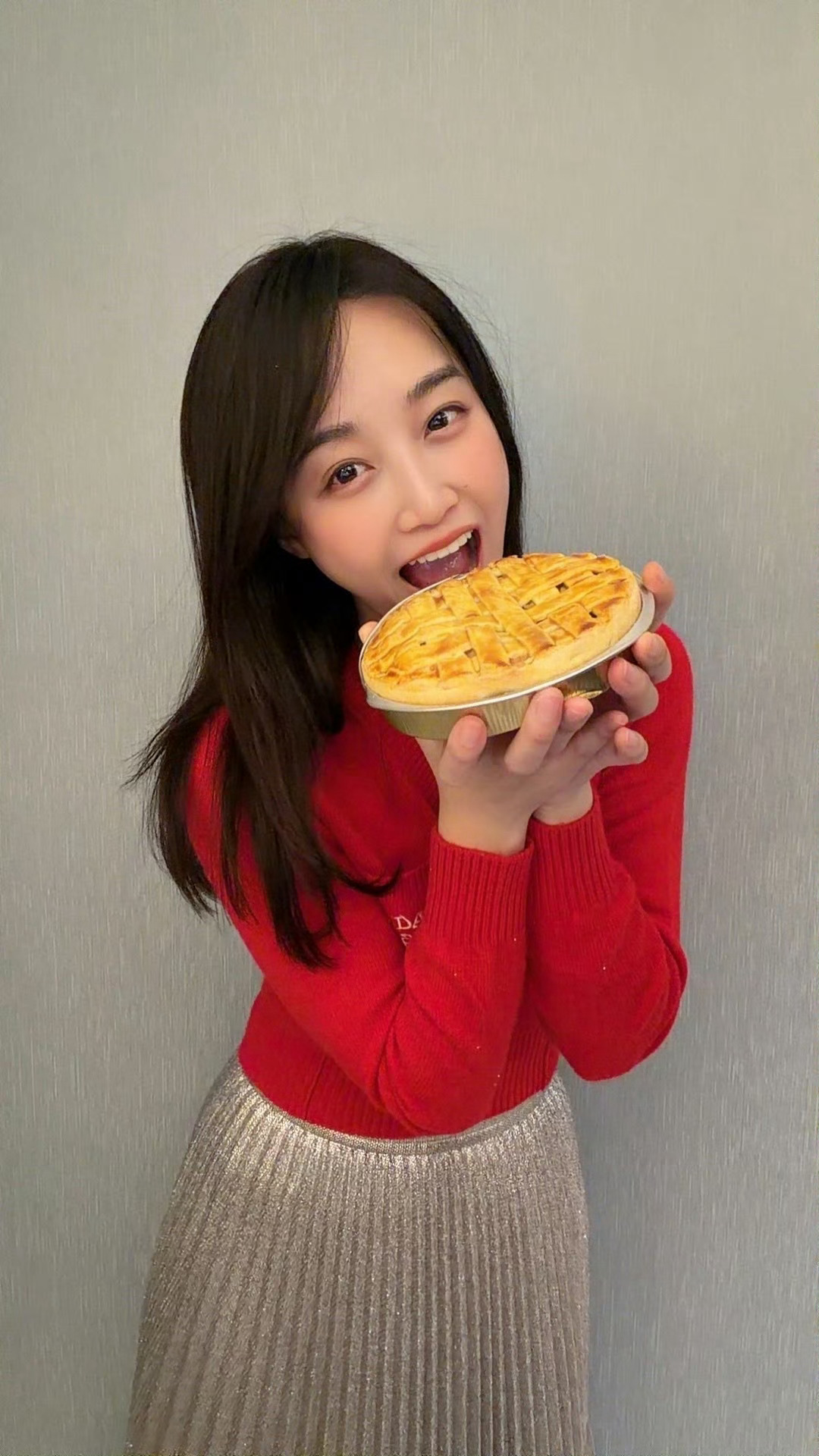 这个苹果派看起来好好吃哦，馋死我了！蓝盈莹让我吃一口