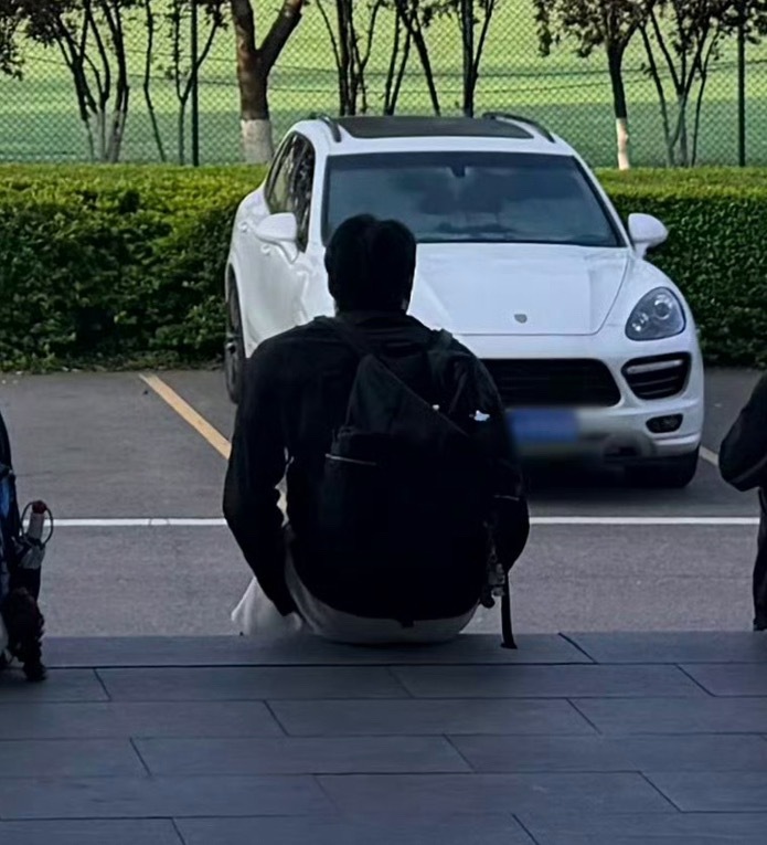 甬敢小兔  物料资讯｜海埂高原训练🧩找到一个背影汪顺 cr：钱心安 