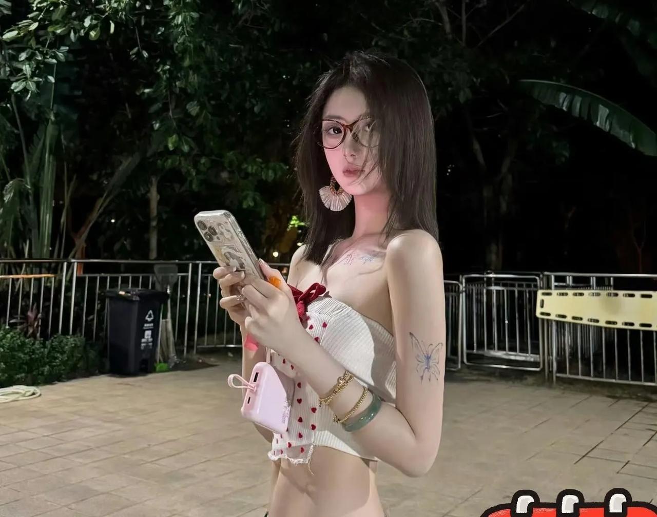 梓渝他这个女朋友很漂亮
当时看到帖子第一时间感叹
为什么这么美的女生
要为这种男