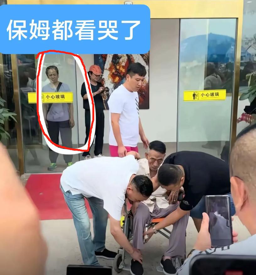 杨少华顶着高温为儿子站台剪彩时，有路人拍到，身后的保姆一边偷偷抹眼泪，一边死盯着
