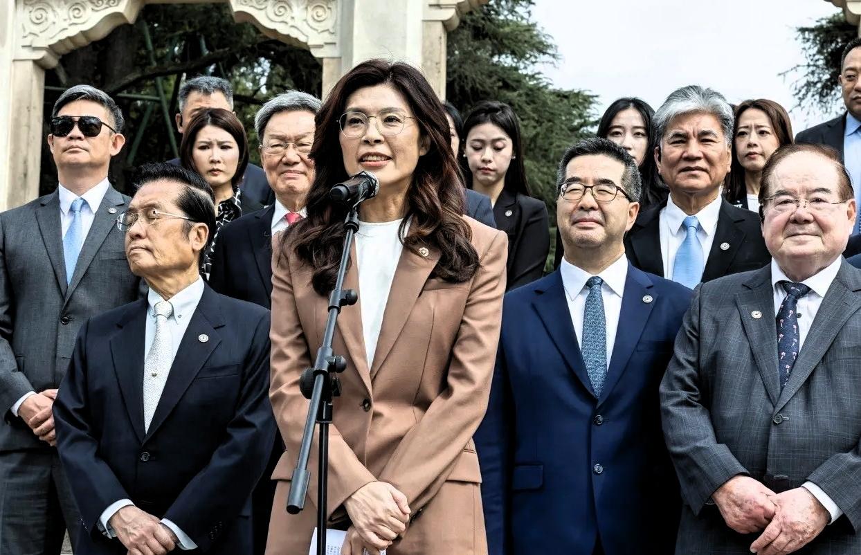  破局了！不用天价买武器，不用年轻人上战场，台湾真正的活路只有一条

 
最近两