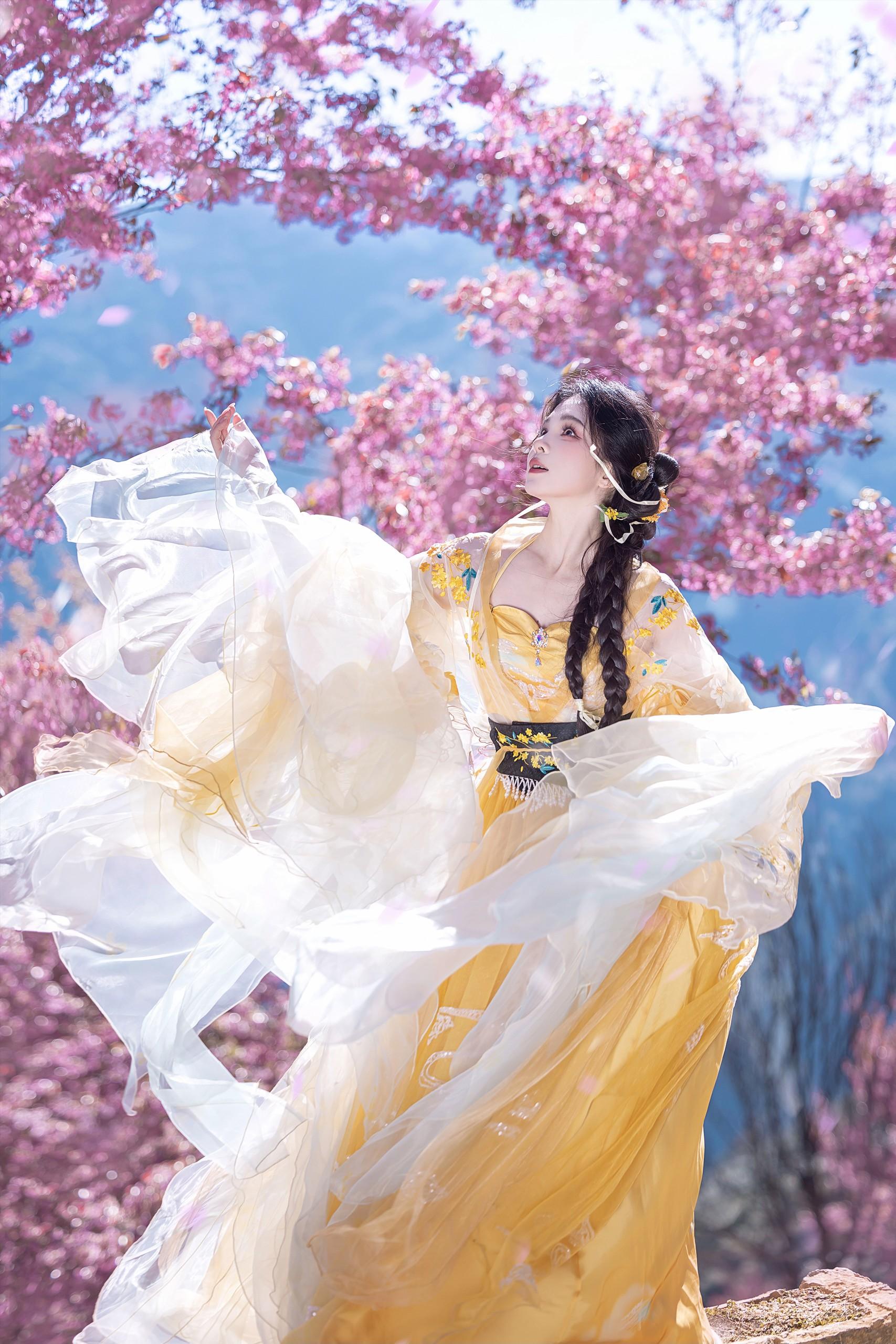 ‘ 春日不迟 ’。