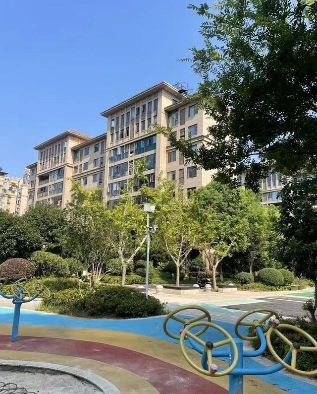 经济学家讲到：“如果房价跌到3000元一平方，人人买的起房，户户忙着装修，带动建