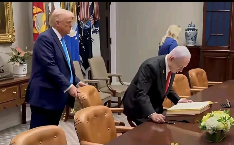 特朗普比内塔尼亚胡的年龄大。
人家还是挺有眼力见，像个哥哥样儿，瞅着内塔尼亚胡要