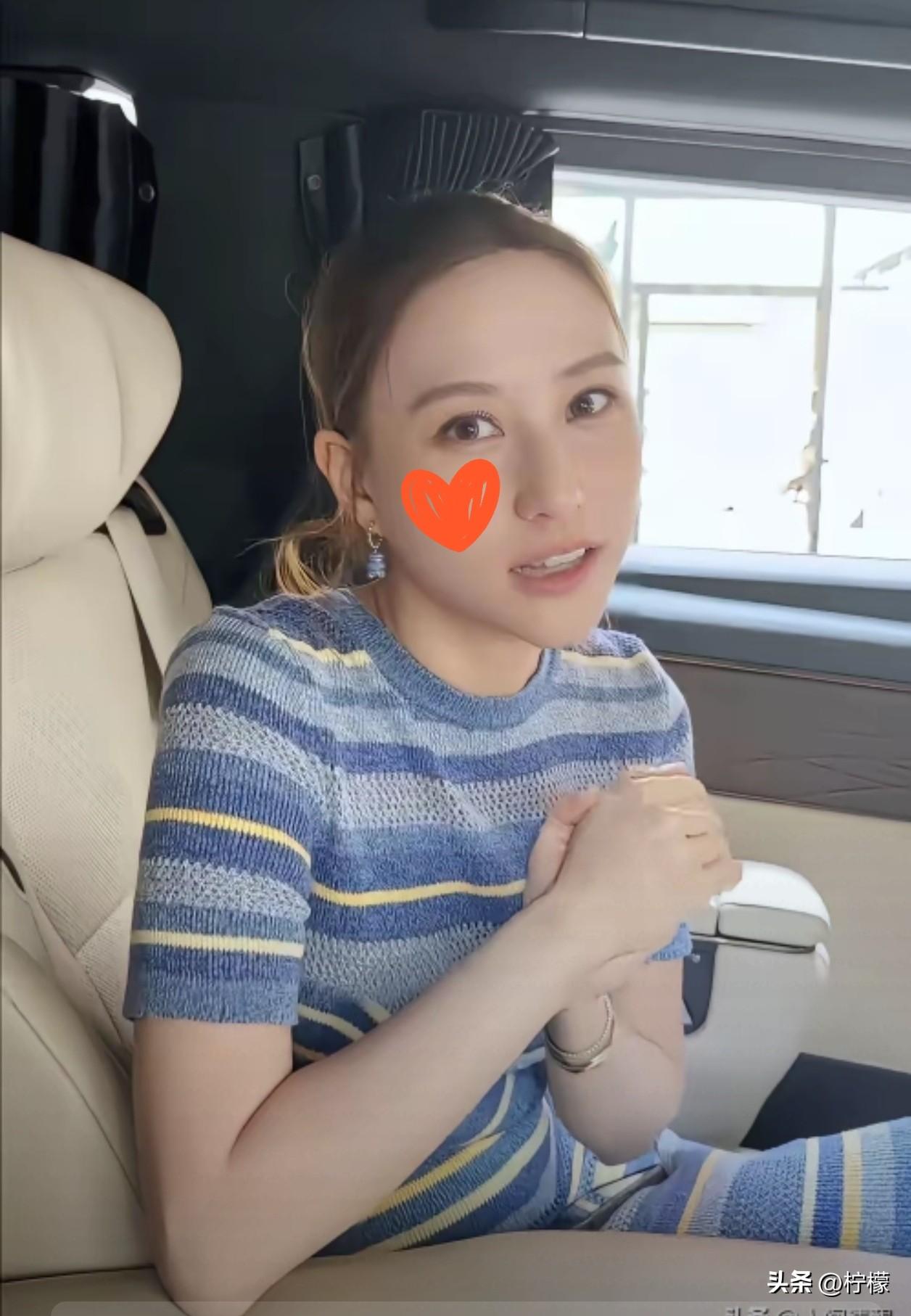 何超莲最近接受采访时提到，
自己心里其实有点后悔，妈妈已经七十多了，没法再像以前