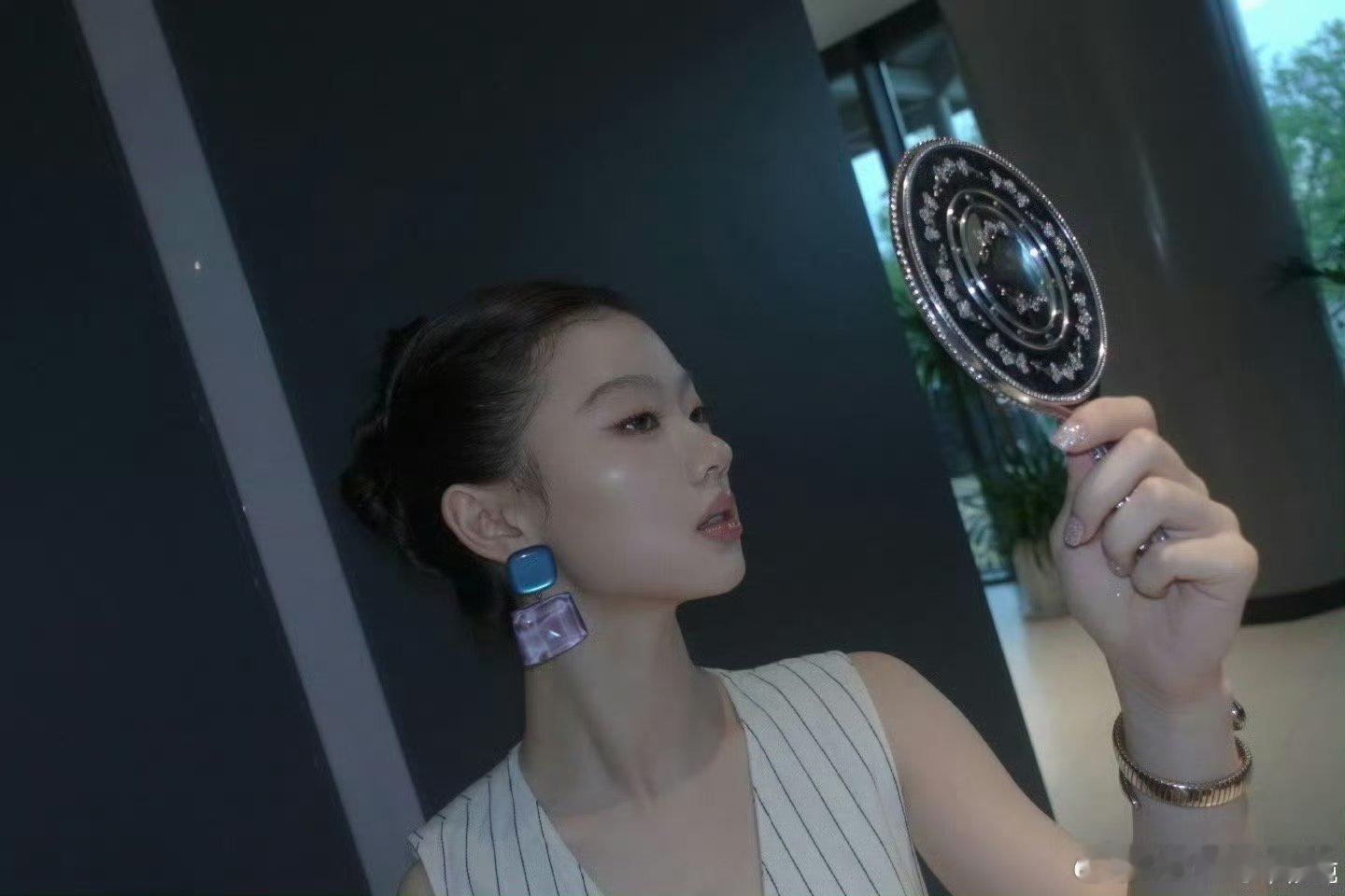 听单依纯唱歌陷进去了单依纯全新演绎《TA来听我的演唱会》MV正式上线 温柔声线如