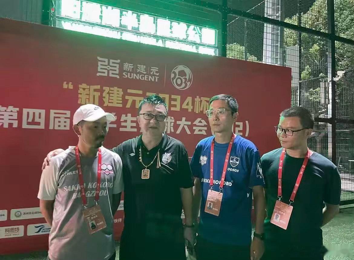 7战全胜干翻英超！董路足球小将夺冠，撕开青训遮羞布。昨日，董路率领的中国足球小将