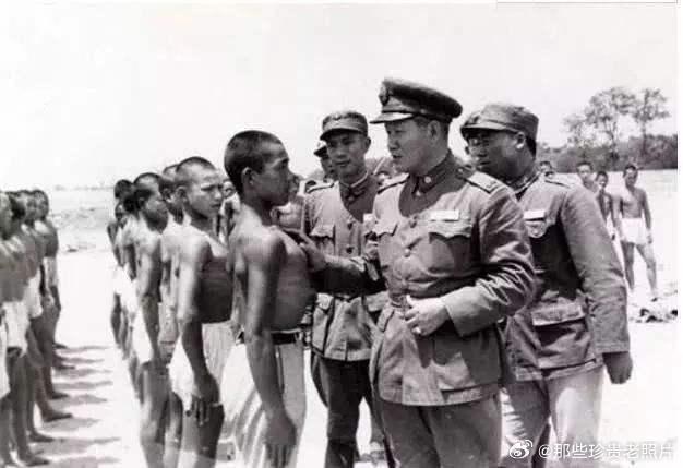 民国时期，国民党政府的军队为了防止新兵逃跑真是煞费苦心。有的在队伍行军通过山地时