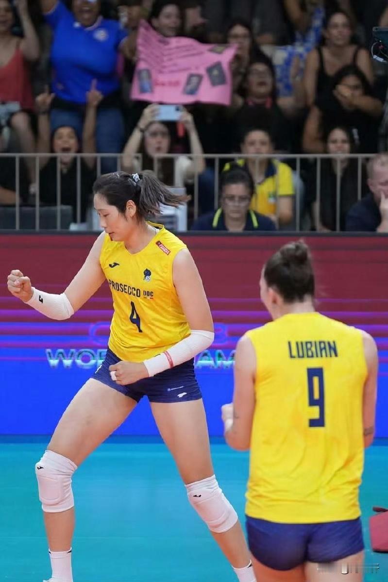 2025女排世俱杯小组赛，朱婷率队三连胜晋级，14扣12中尽显统治力。这份力量源