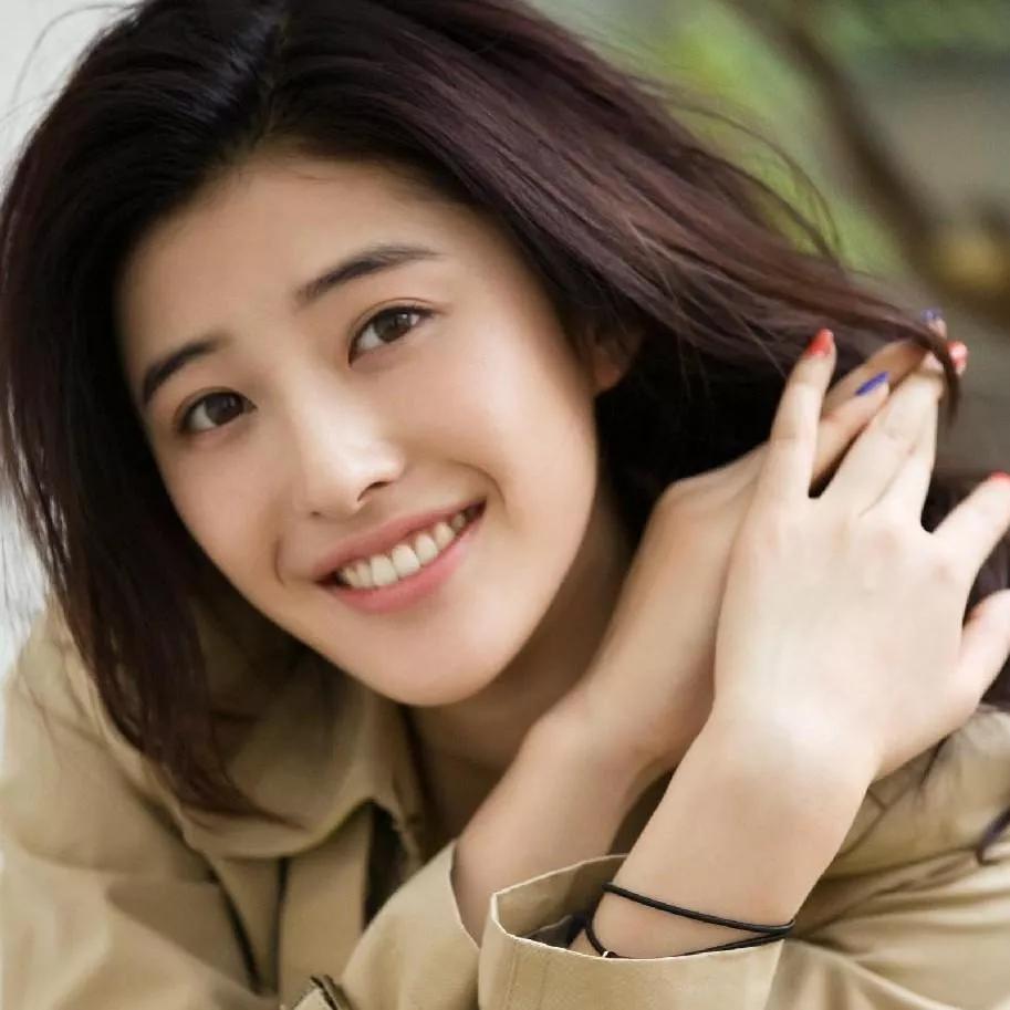 阳光明媚的午后，笑靥如花的少女少女感笑容 少女感微笑女孩 少女的笑容 美少女的微