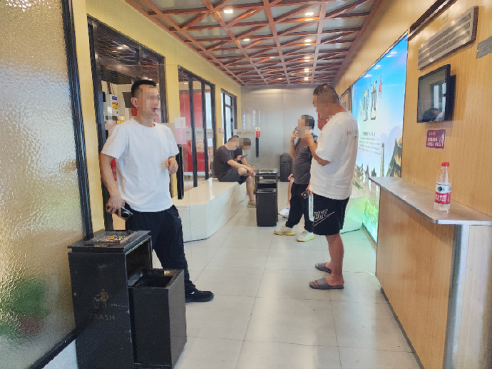 太原南站 豪华吸烟室 吸烟者的权益和不吸烟者的权益一样重要你可以用罚款保护不吸烟