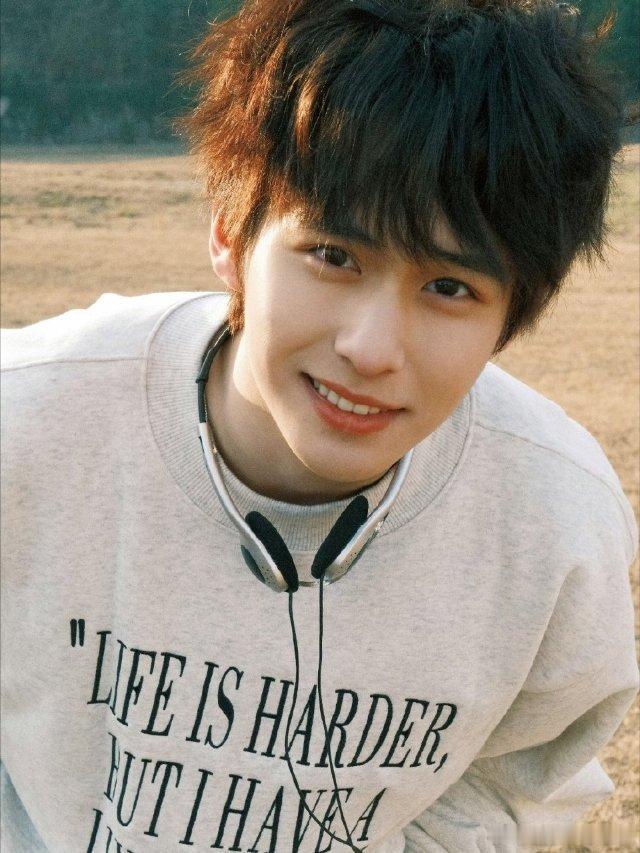 远大前程是星光万顷.你向南向北向东向西.而我只向你.