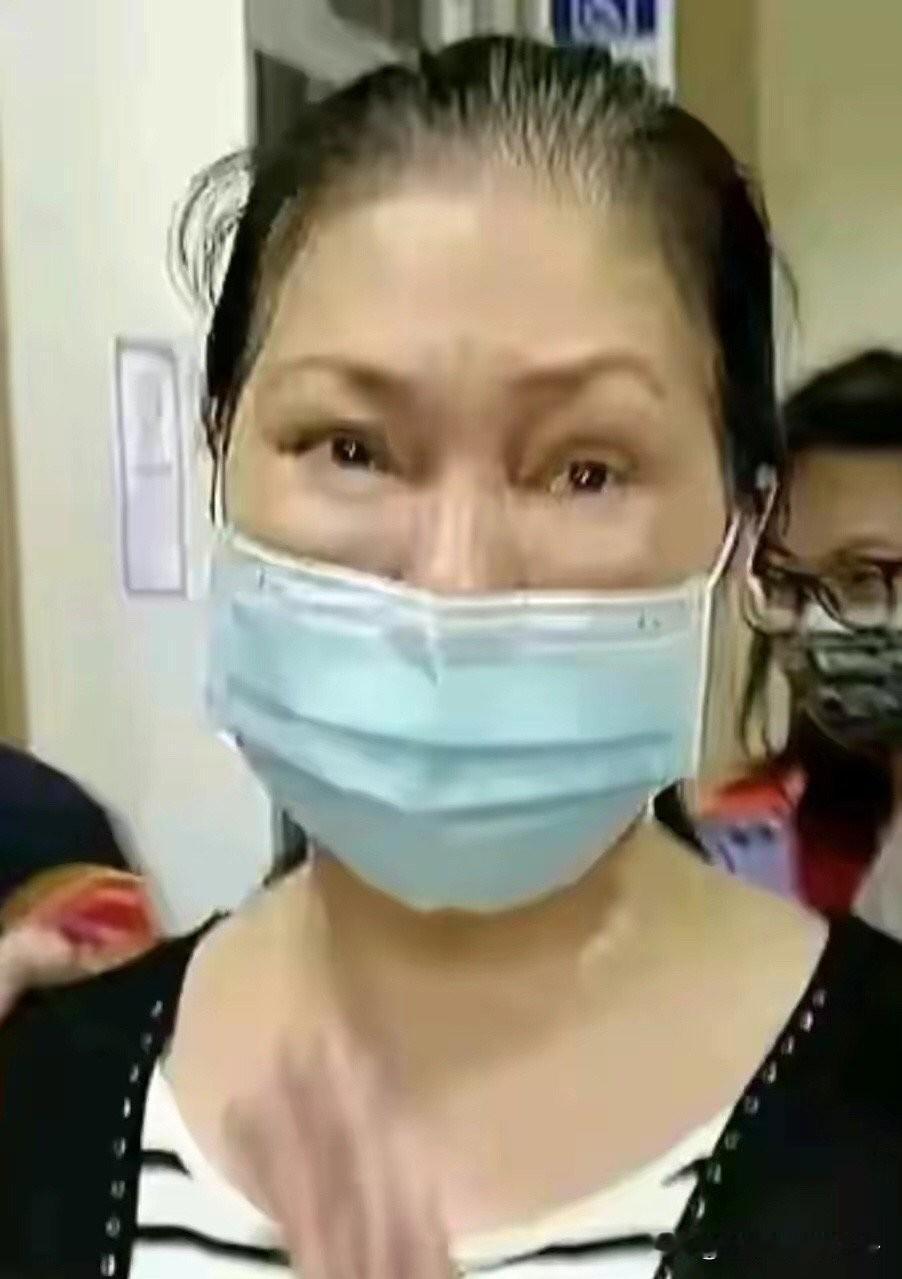 其实大S的妈妈才是一家的主心骨。这次大S想拿回汪小菲的四幅画。自己不敢亲自出面到