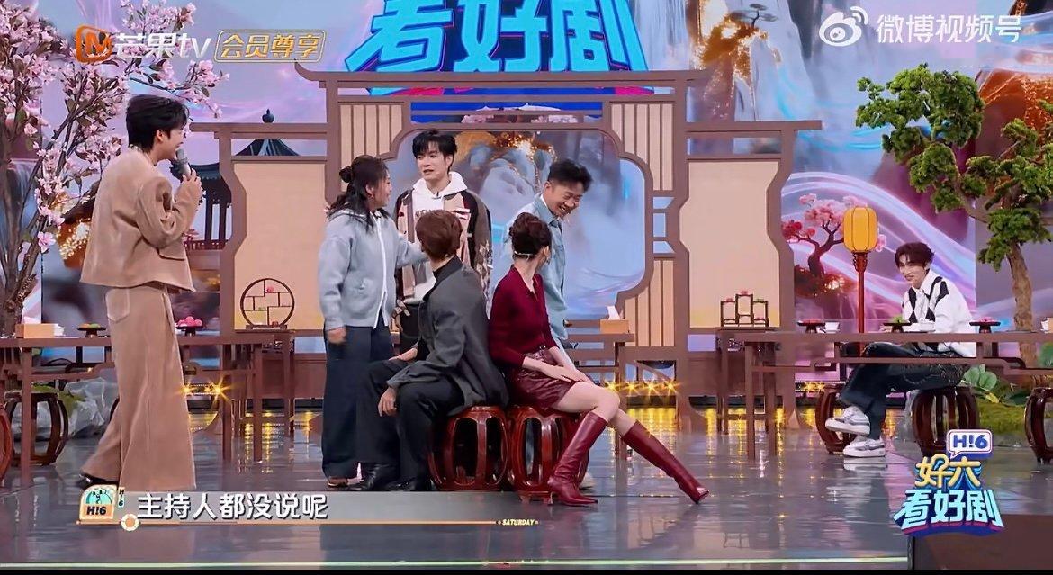 丁程鑫打不过就捣蛋 抢椅子报茶名首轮出局的丁程鑫，用一声假“开抢”证明，淘汰只是