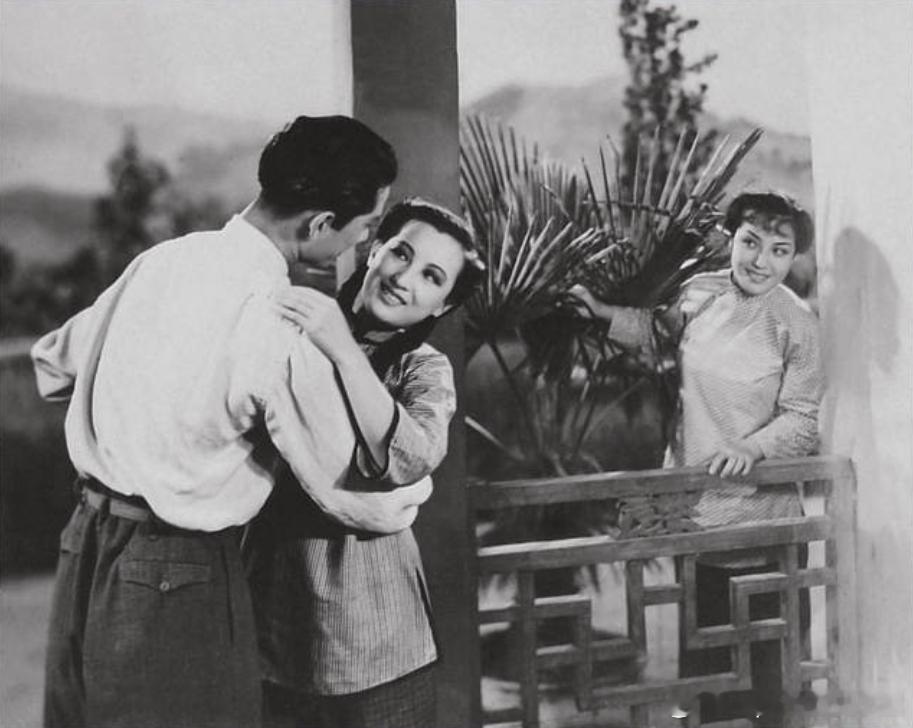 1947年电影《忆江南》剧照，诗人黎稚云（左，冯喆饰演）爱上了采茶女谢黛娥（中，