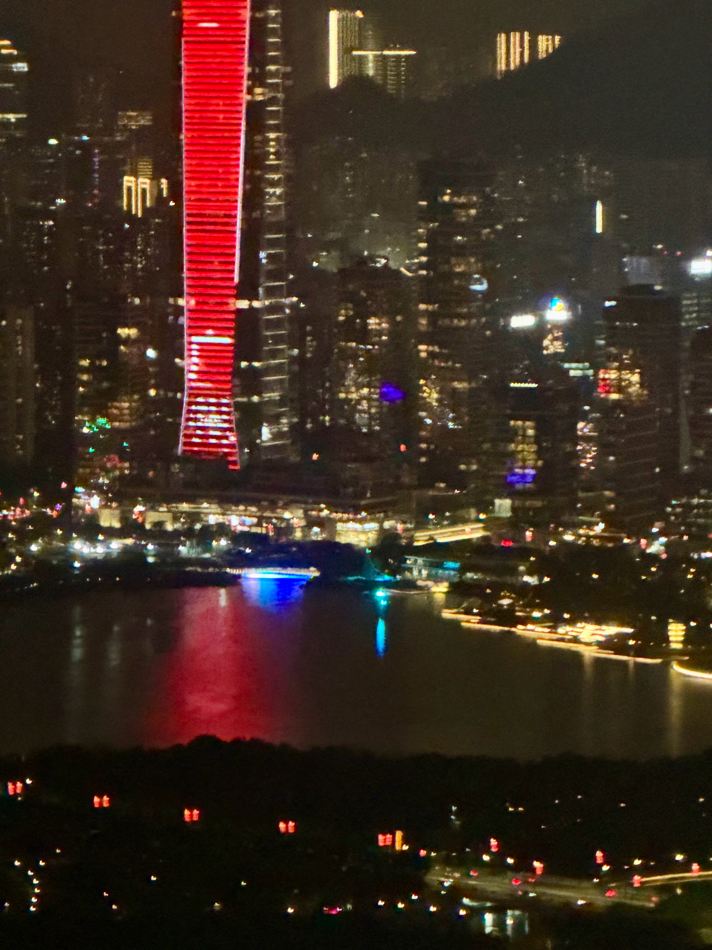 不愧是深圳，连湖里都是小蓝灯。