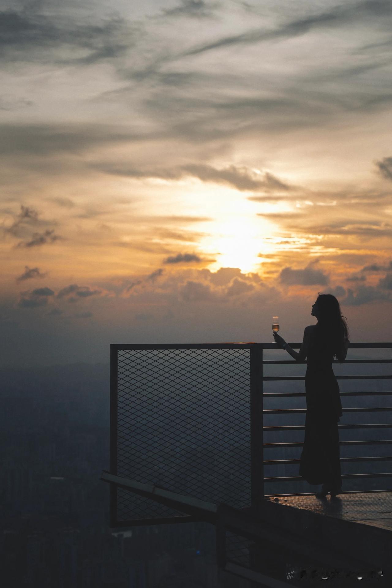 广西南宁的的这个高空停机坪🚁
让我成功成为一枚🌅日落收藏家～
南宁游一游 南