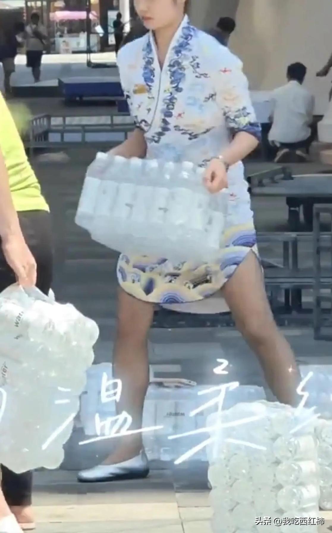 海航的这个空姐火了！

但她并不知道昨天有人拍了个视频，视频里应该是海航三亚过夜