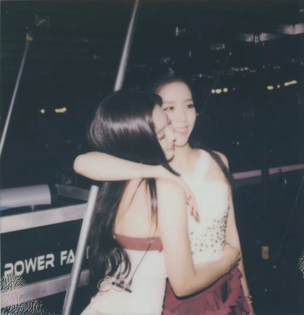 Jennie晒了与智秀的庆生合照Jennie晒金智秀庆生合照Jennie发合照为