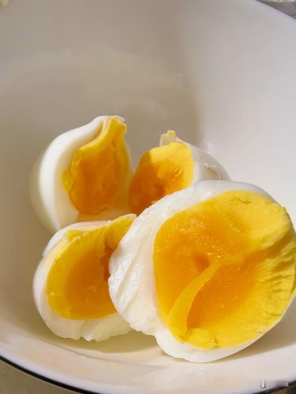 体质弱别乱补、瞎花钱！每天吃3–5个鸡蛋，比滋补品实在太多
 
讲真的，好多人身