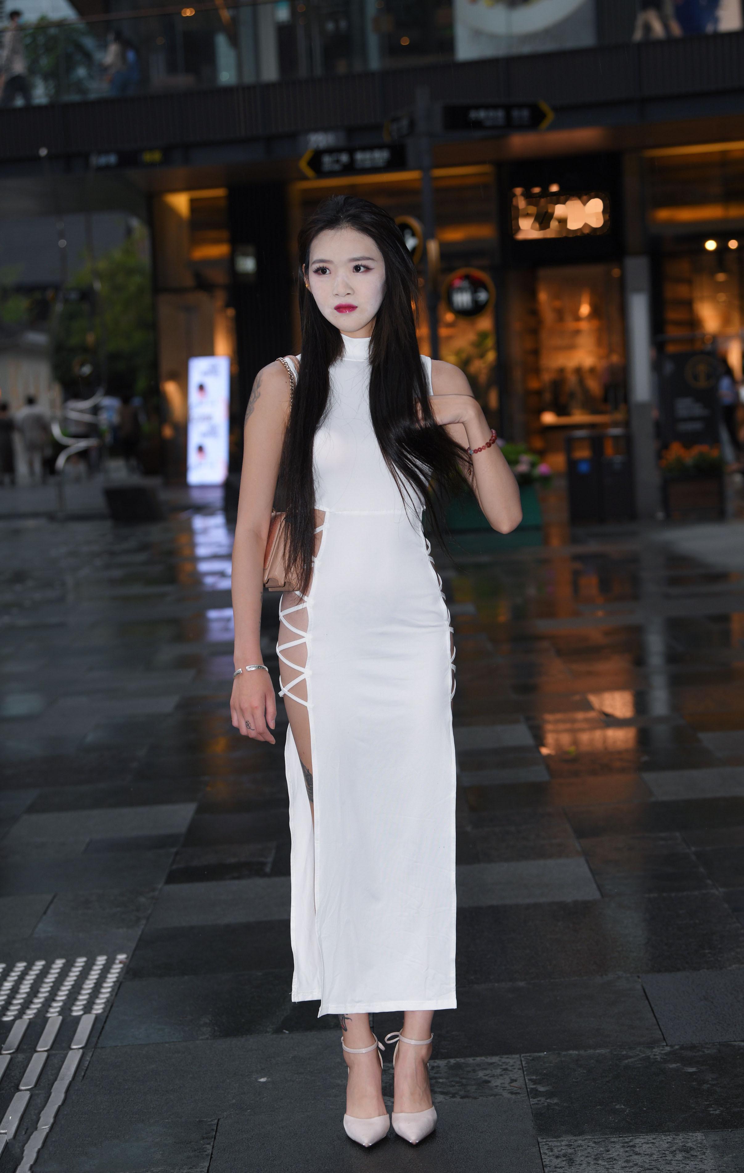 好身材穿侧开边长裙，性感吸睛 !!