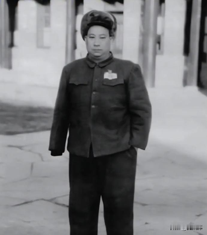 1947年4月，陕北战场局势紧张，硝烟笼罩群山，敌我阵地犬牙交错，战区腹地危机四