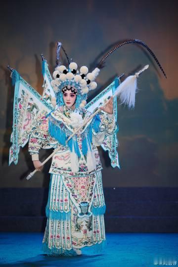 刘浩存穆桂英登台剧照飒爽英姿五尺枪，曙光初照演兵场。刘浩存穆桂英造型登台，英气逼