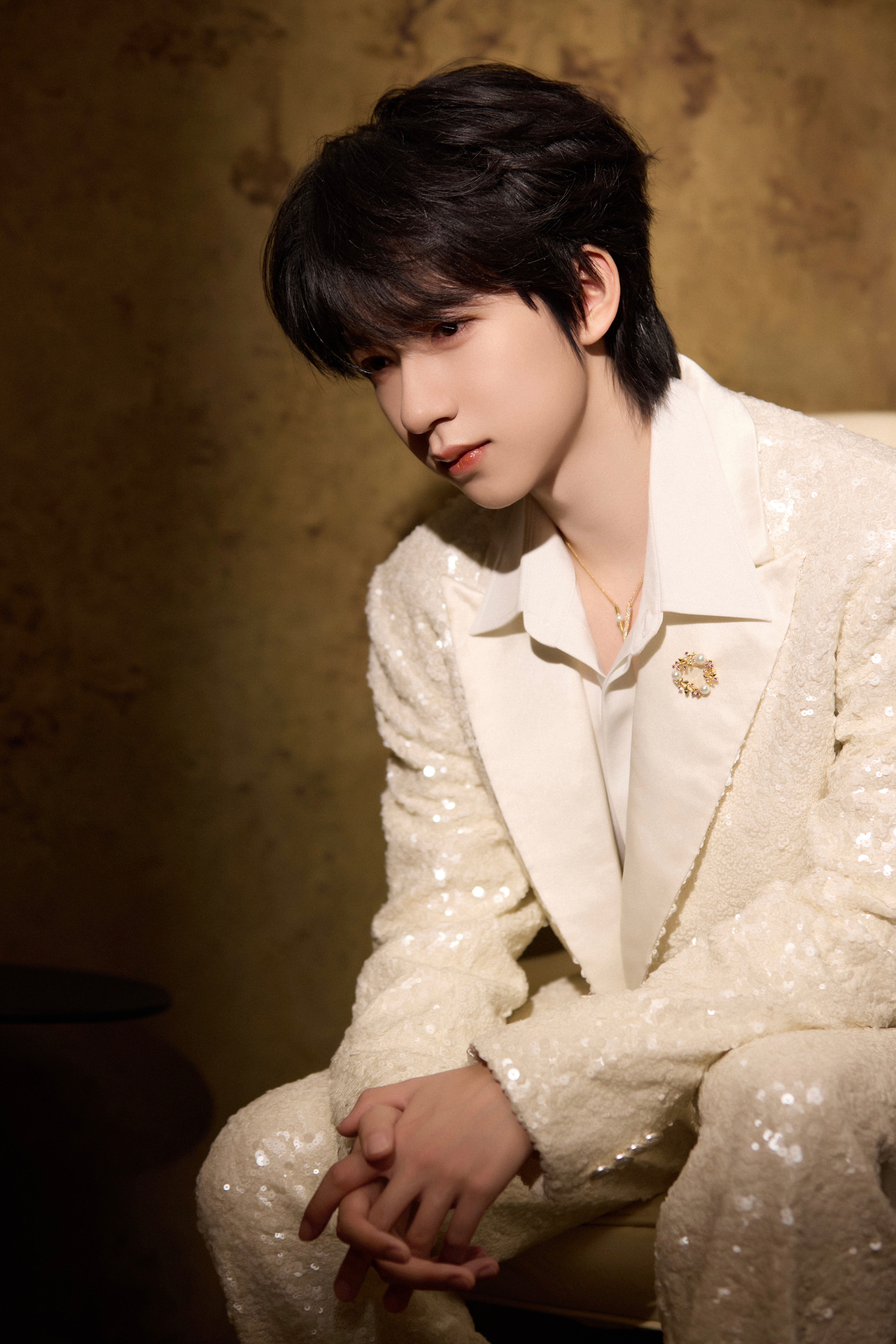 贺峻霖今日出席王者荣耀赛事决赛活动造型图集，身着短款戗驳领亮片套装搭配白衬衫，佩