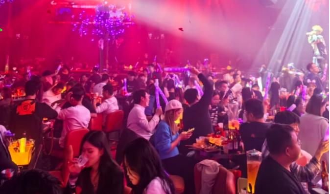 全世界最大的商业骗局，就是酒吧。你以为酒吧是靠卖酒赚钱的？大错特错。它的盈利模式