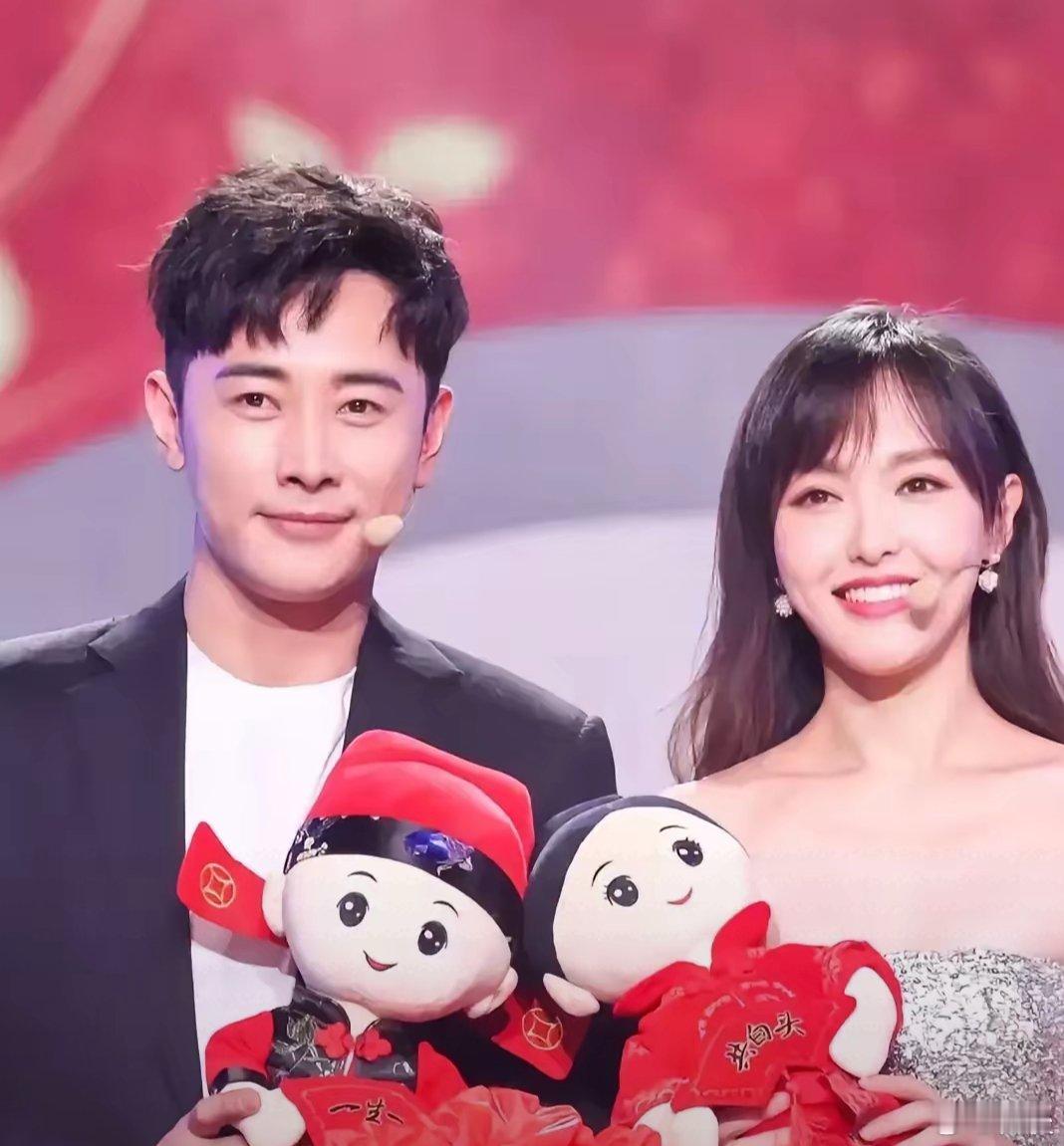 唐嫣罗晋最近是被盯上了么？唐嫣刚因王家卫导演录音身陷“爱装”舆论中，不少网友扒出