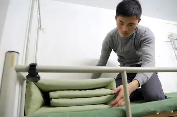 通信员道歉：对不起嫂子，俺莽撞了

       参谋长妻子来队探亲，见丈夫的通