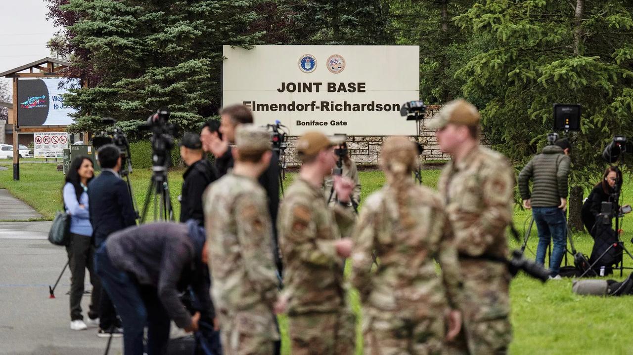 两名美国军人在阿拉斯加与棕熊相遇后受伤。

据美联社报道，两名美国军人在安克雷奇