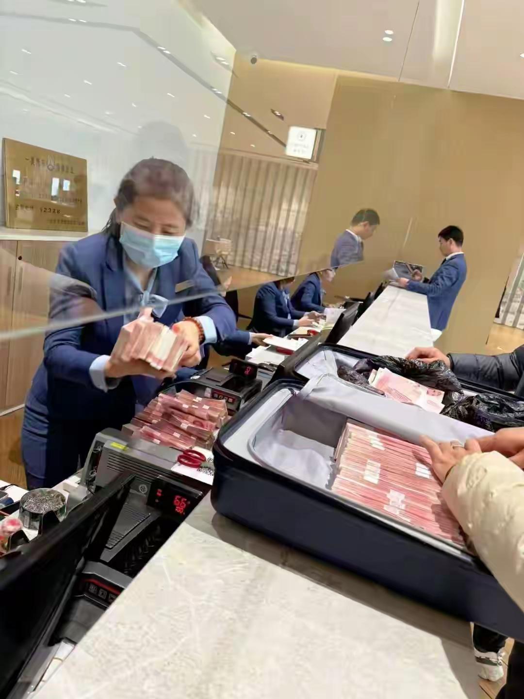 真有人这么有钱？用行李箱装钱？