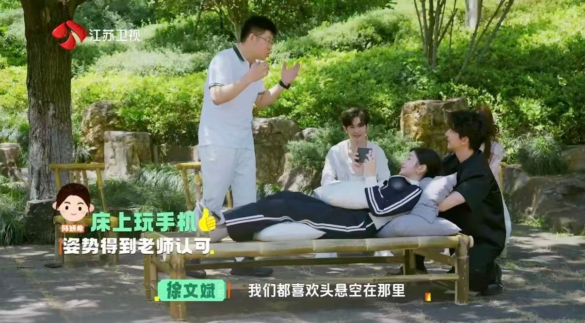 被陈妍希床上玩手机姿势种草了陈妍希床上玩手机姿势居然这样还在瞎躺刷手机伤颈椎？陈