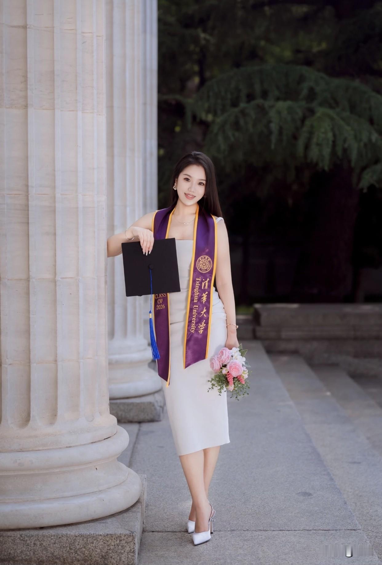 优雅的女性“诸事处理得当”。比如把握时间，做事分隔清晰；整理好手提包，拿东西不慌