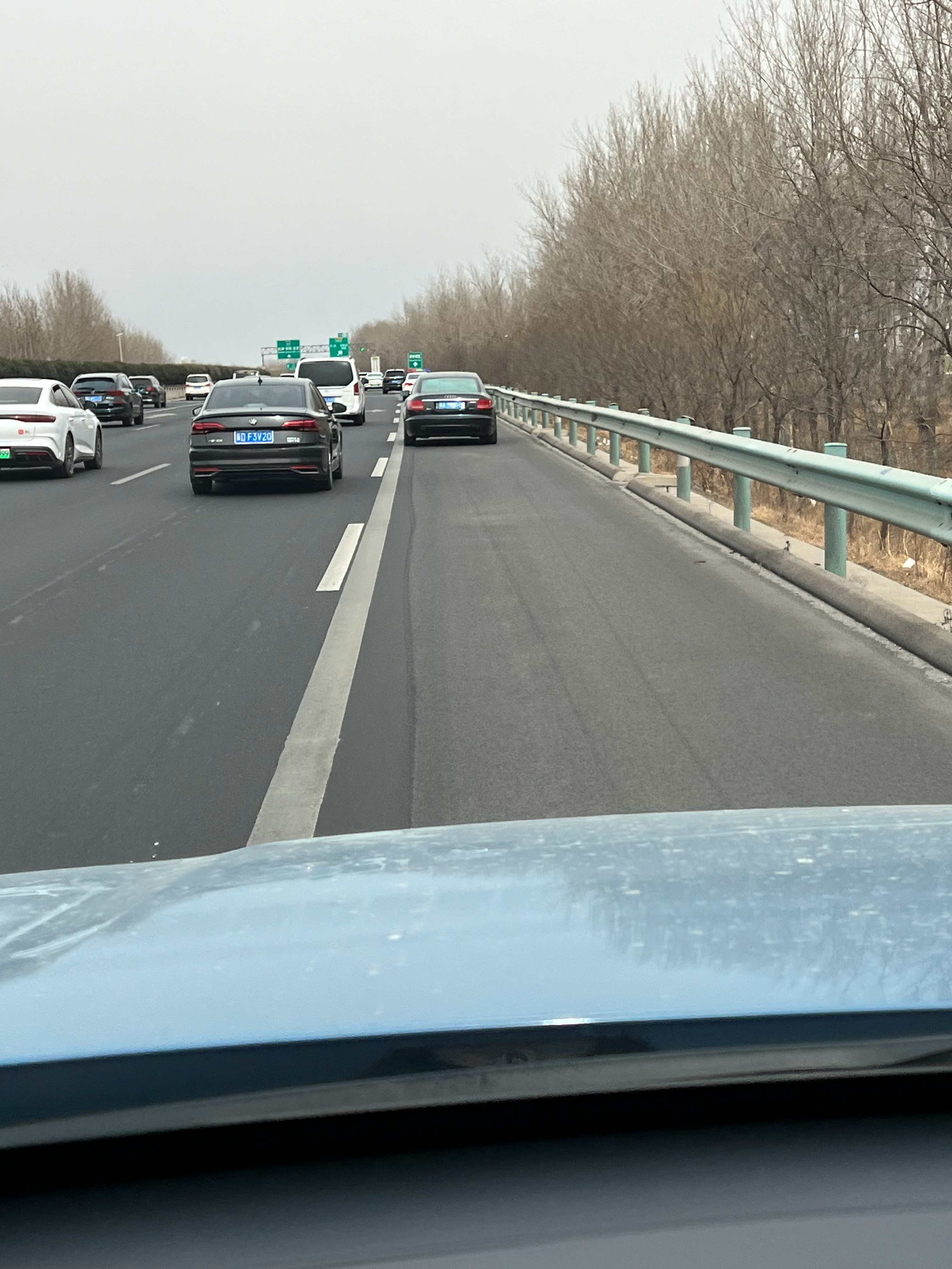 依旧是熟悉的“应急车道，允许通行” 石家庄