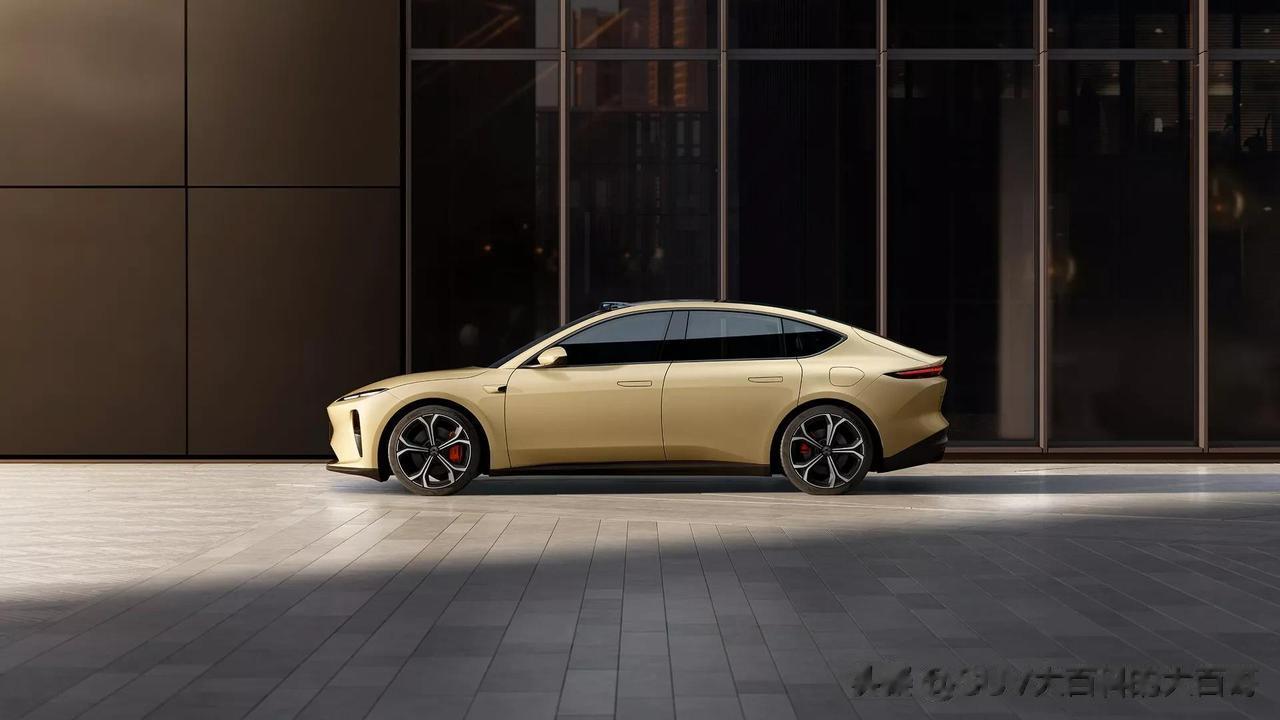 外媒报道称，蔚来将在古德伍德速度节亮相ET5。并将在英国开设换电站，建立换电业务