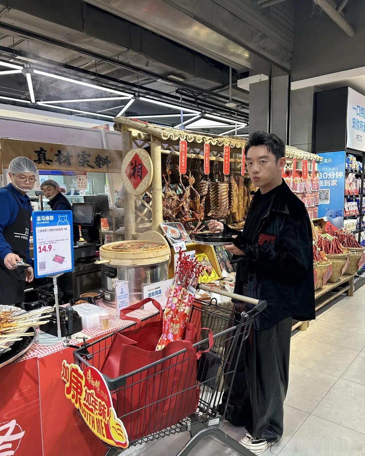 有网友在长沙偶遇郑恺、李晨、马伯骞在逛超市，他们应该是在录节目！不得不说，长沙简