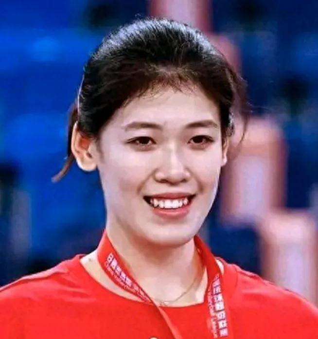 李盈莹从804分炮弹，变成能接六轮一传、后三打穿世界的一把刀。
赵勇把她从重炮手