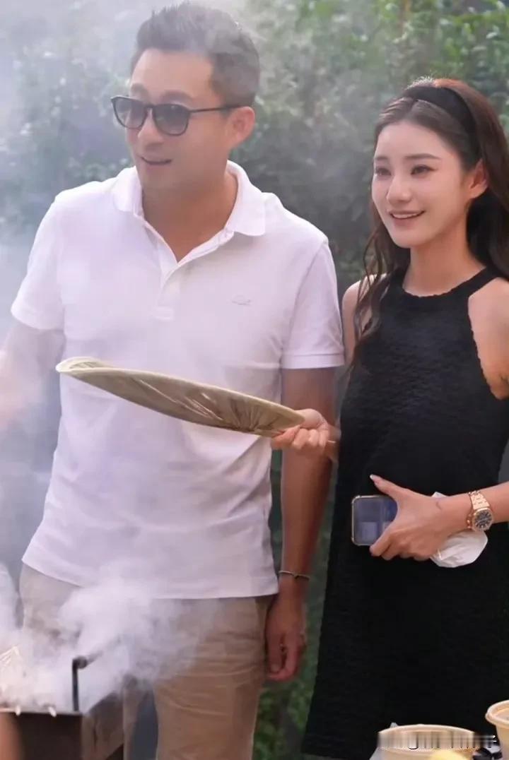 网友在Mandy评论区提到大S和张颖颖，还说汪小菲老婆的嘴巴不好看……！
10月