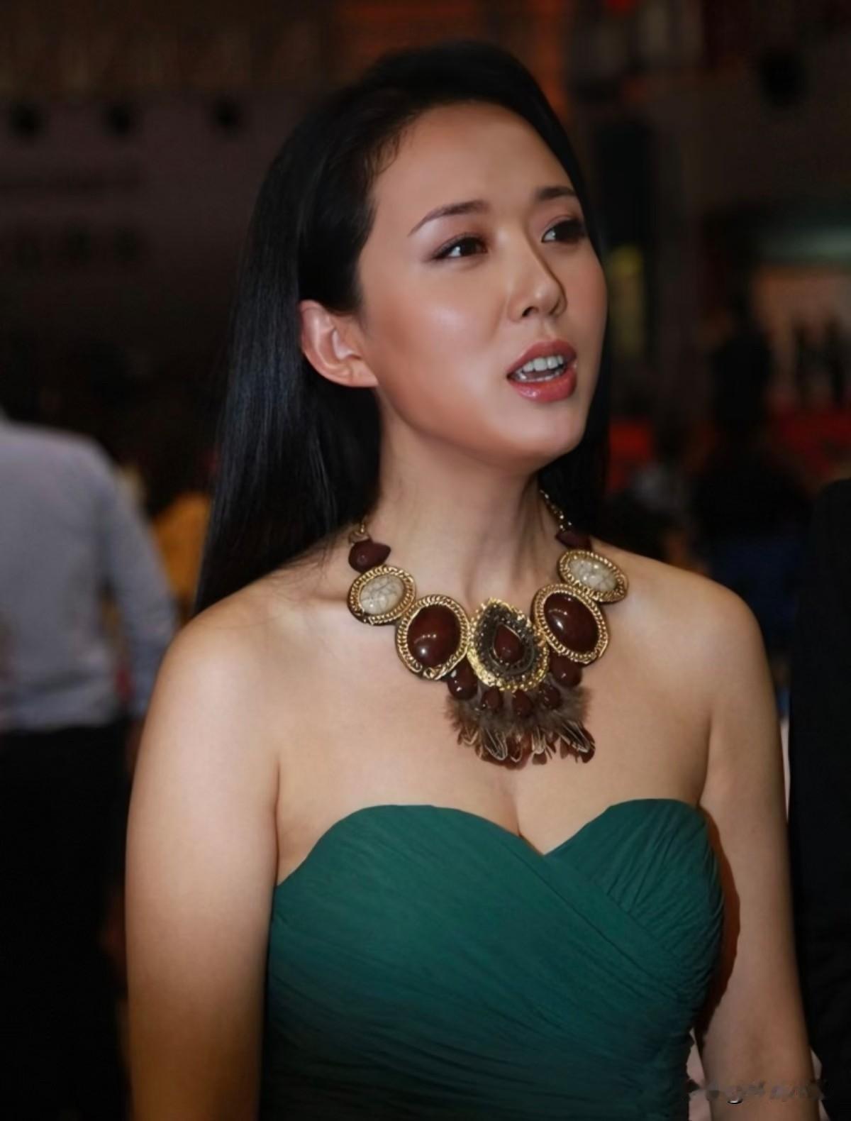 颜丹晨温婉气质太迷人！

一身墨绿抹胸长裙，面料柔和飘逸，搭配极具民族风的复古宝