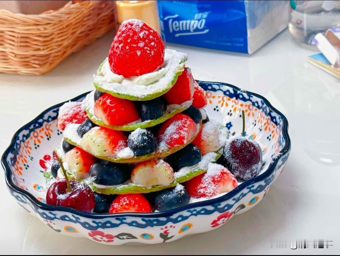 分享我这周有趣的事：这周最开心的事，就是和儿子一起捣鼓出了这个草莓小蛋糕塔！本来