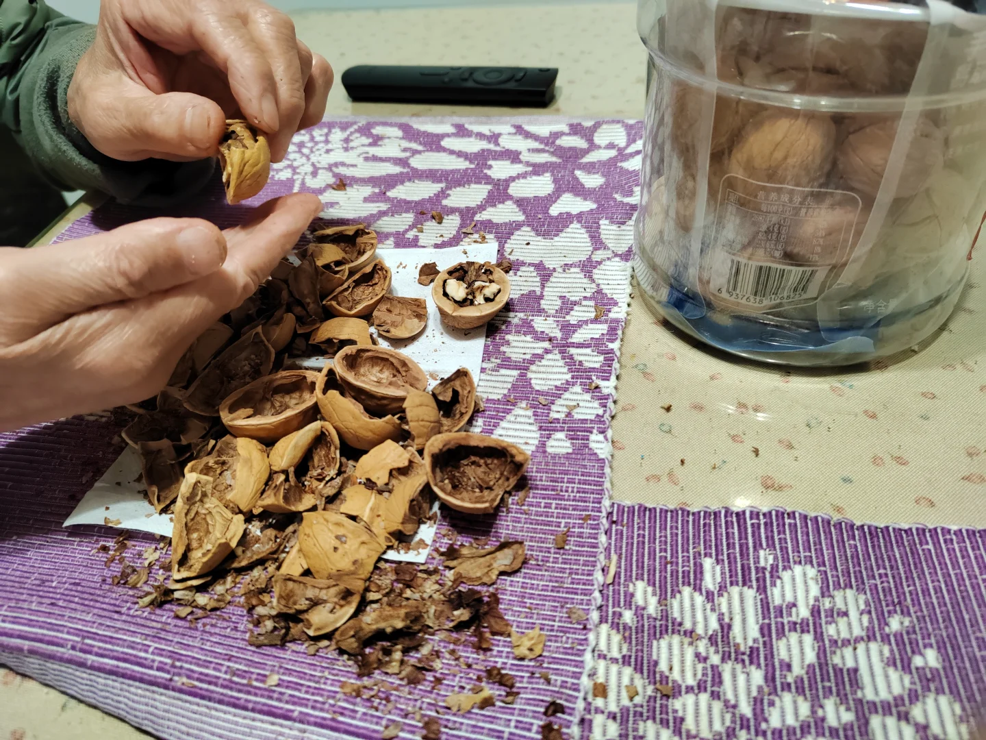 两个老年人下午茶