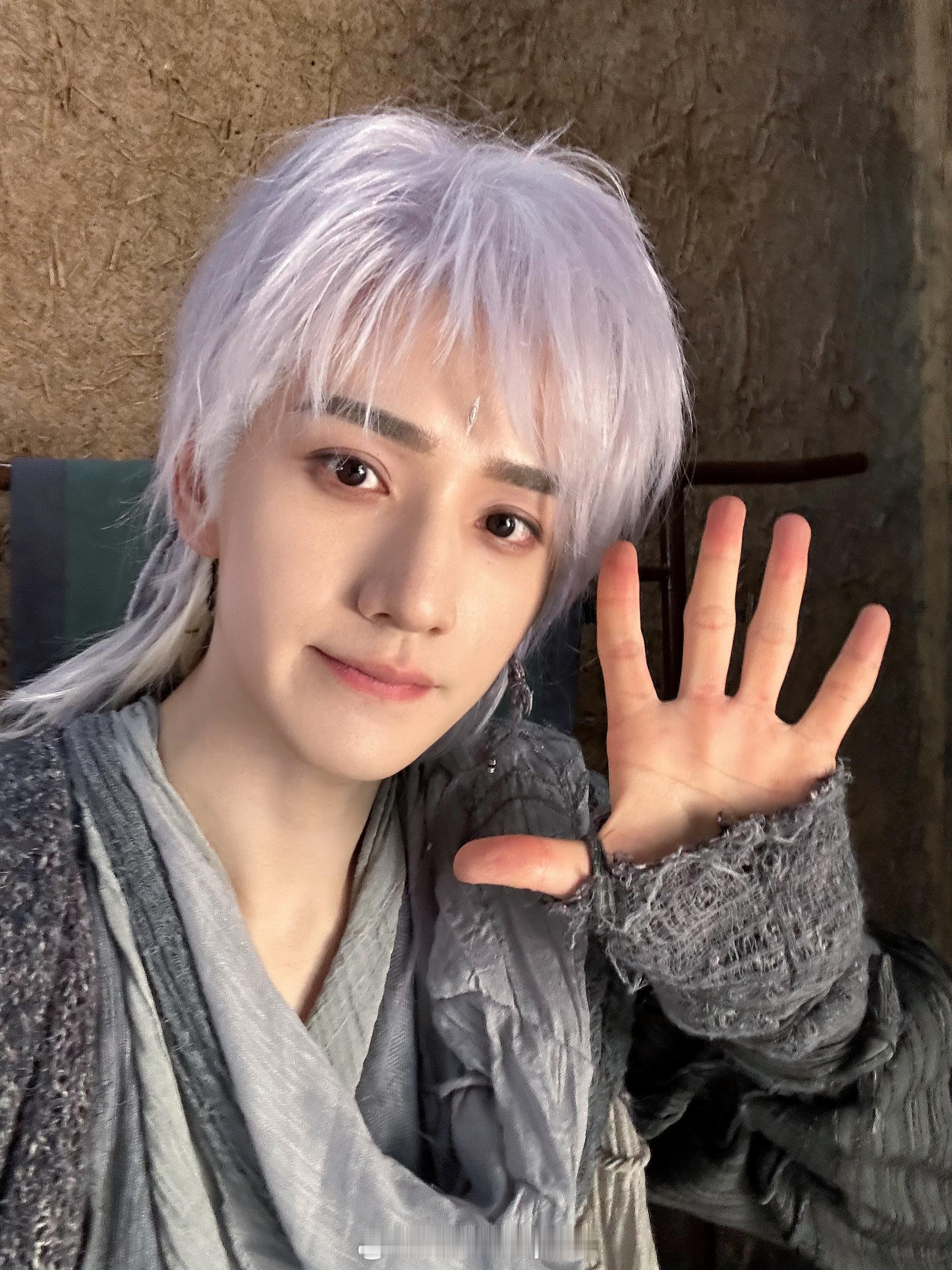 眉毛画得好像蜡笔小笔哈哈哈哈嘎！🤣🤣🤣 ​​​