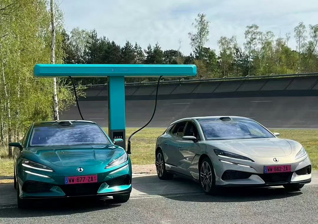 对比法国的车牌。突然觉得我们绿色的车牌还挺好看的