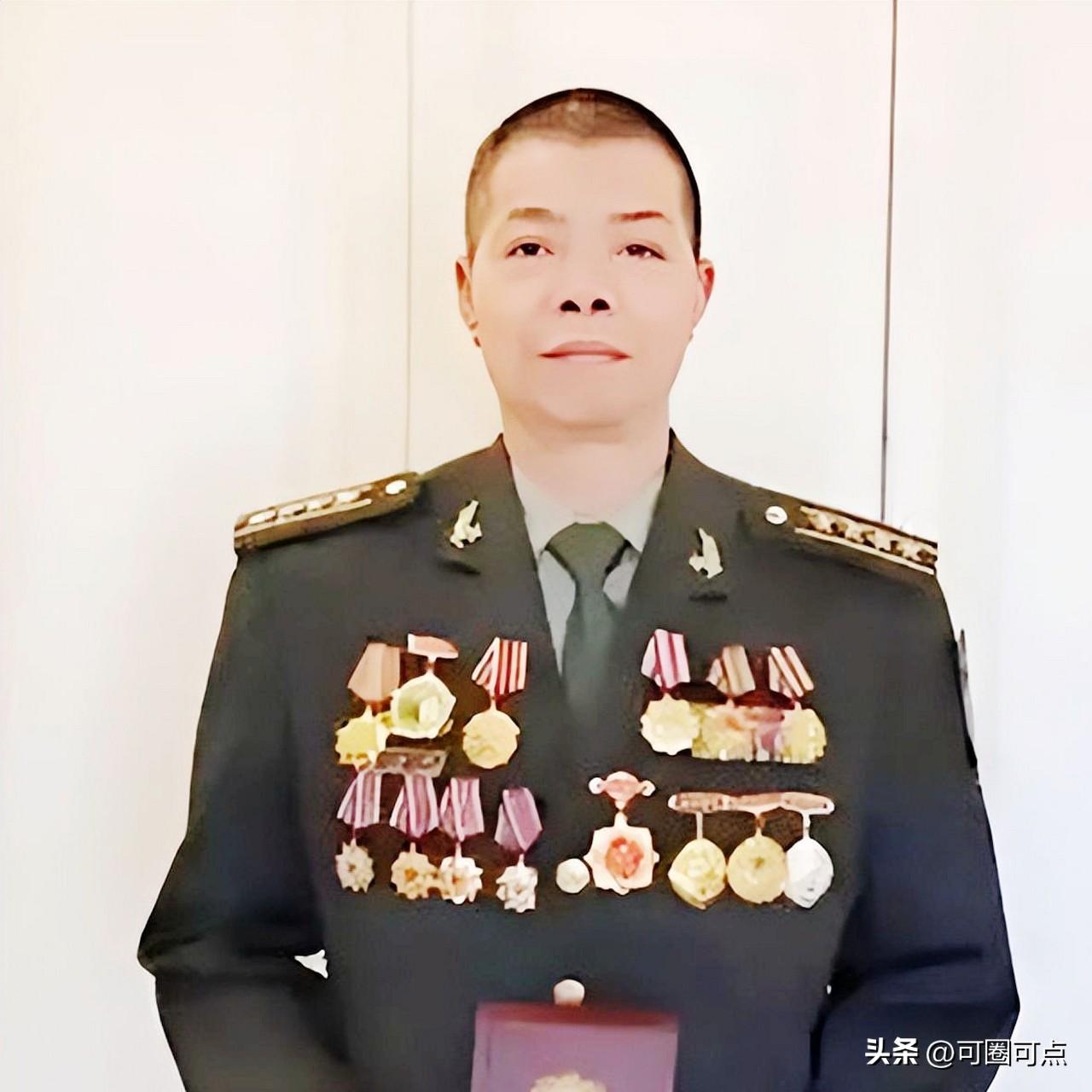 1985年，侦察兵隆志勇过境侦察被越军一枪击中，越军欢呼15万赏金到手，可当赶去