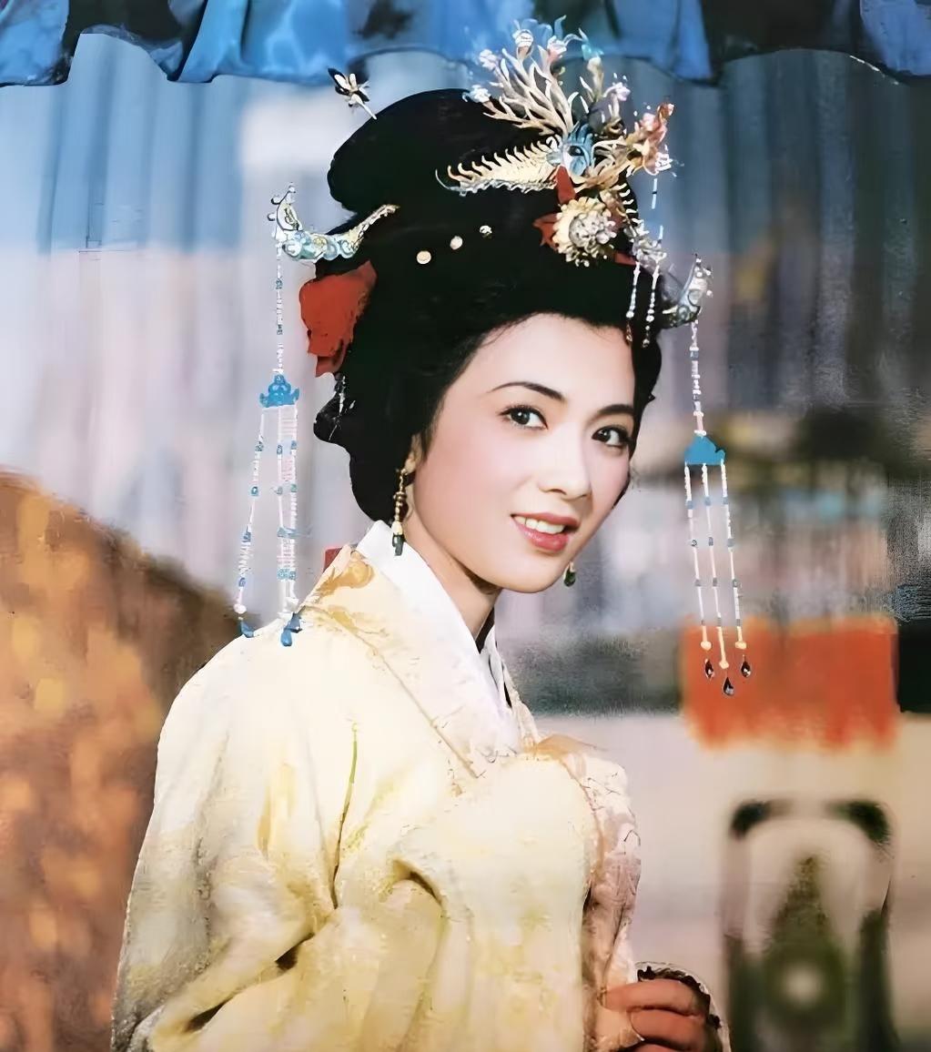 这张照片上的人是龚雪，她是八十年代具有代表性的女明星。

这个造型出自1983年